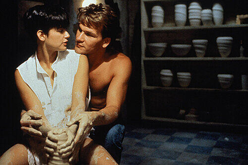 Sinnlichkeit des Töpferns: Demi Moore und Patrick Swayze im Film "Ghost  - Nachricht von Sam" .