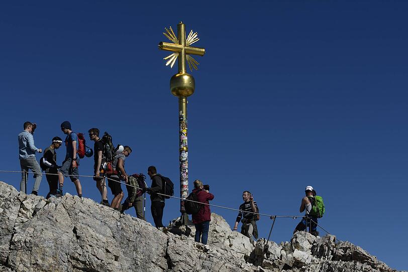 Auch beim Gipfelkreuz gab es an der Zugspitze bereits Probleme mit Stickern und Aufklebern. Es wurde mittlerweile gereinigt. Auch beim Gipfelkreuz gab es an der Zugspitze bereits Probleme mit Stickern und Aufklebern. Es wurde mittlerweile gereinigt.