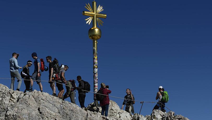 Auch beim Gipfelkreuz gab es an der Zugspitze bereits Probleme mit Stickern und Aufklebern. Es wurde mittlerweile gereinigt. Auch beim Gipfelkreuz gab es an der Zugspitze bereits Probleme mit Stickern und Aufklebern. Es wurde mittlerweile gereinigt.