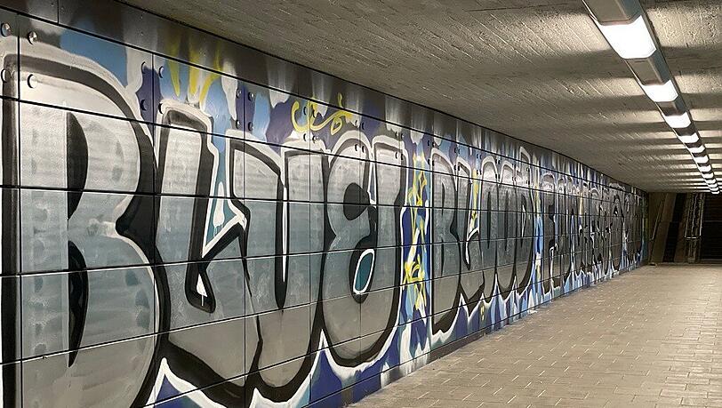 Kurz nach der Sanierung der Unterführung war schon wieder ein frisches Graffiti über eine ganze Seite zu sehen. Kurz nach der Sanierung der Unterführung war schon wieder ein frisches Graffiti über eine ganze Seite zu sehen.