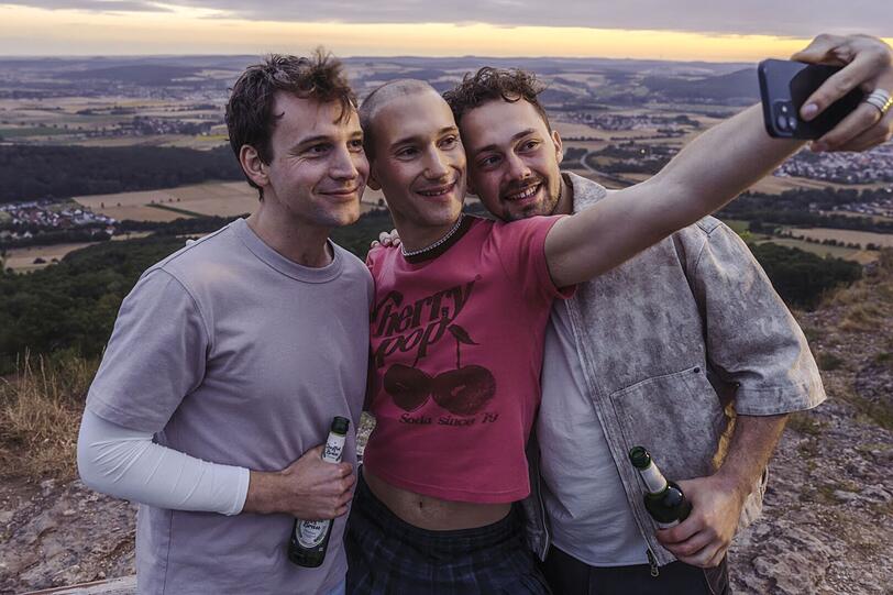 Auf dem Staffelberg im "Gottesgarten" traf sich Elias (Moritz Bock, Mitte) regelm&auml;&szlig;ig mit seinen Freunden Toni (Leonard Scheicher, links) und Marcel (Anselm Ferdinand Bresgott).