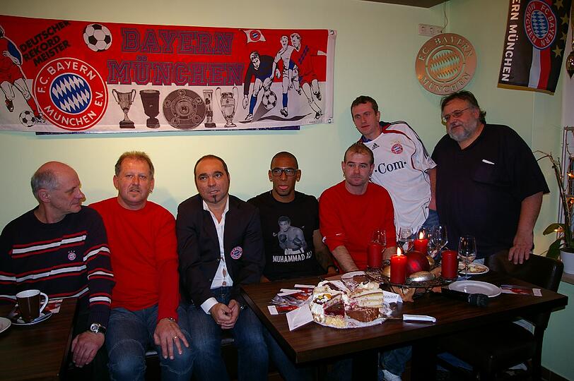 Weihnachtsüberraschung: Die Bayern-Stars Rafinha, Badstuber, Kroos, Boateng & Co. waren am Wochenende bei zahlreichen Fanklubs zu Besuch - und als Präsent hatten sie nach dem 4:1-Sieg gegen Werder Bremen sogar die Tabellenführung im Gepäck: Die Bilder.