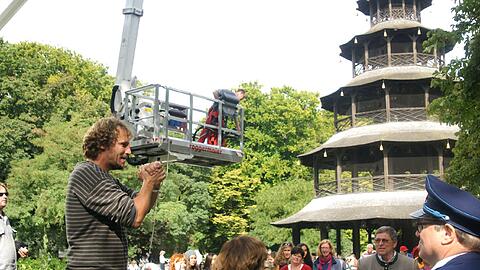 Regisseur Marcus H. Rosenmüller bedankt sich bei den Komparsen am Chinesischen Turm.