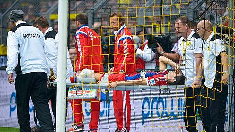Schock in der 30. Minute des Supercup-Finalspiels. Javi Martinez muss verletzt ausgewechselt werden.