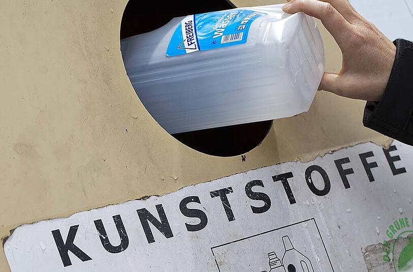 Eigentlich sollen Kunststoffe wiederverwertet werden. Oft werden sie jedoch zusammen mit Restmüll verbrannt.