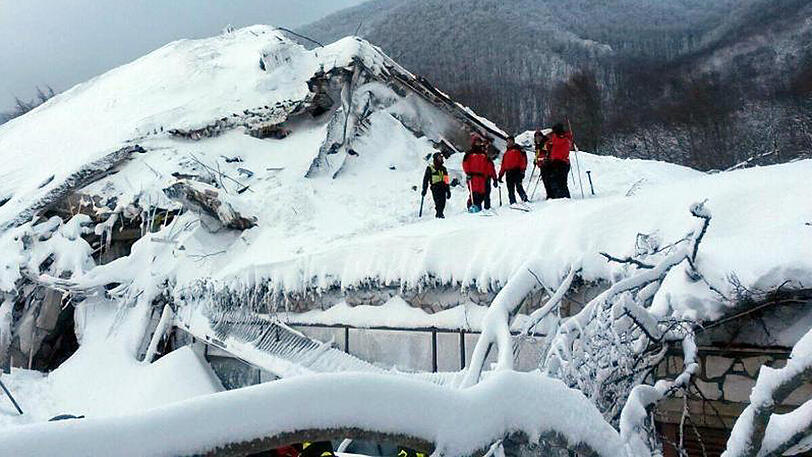 Italienische Rettungskräfte suchen fieberhaft nach Überlebenden.