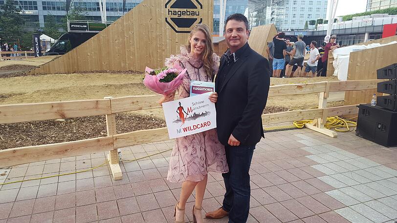 Platz 1 für Carina: Die 24-jährige Münchnerin schnappte sich am Flughafen die Wildcard für das Finale der Schönen Münchnerin.