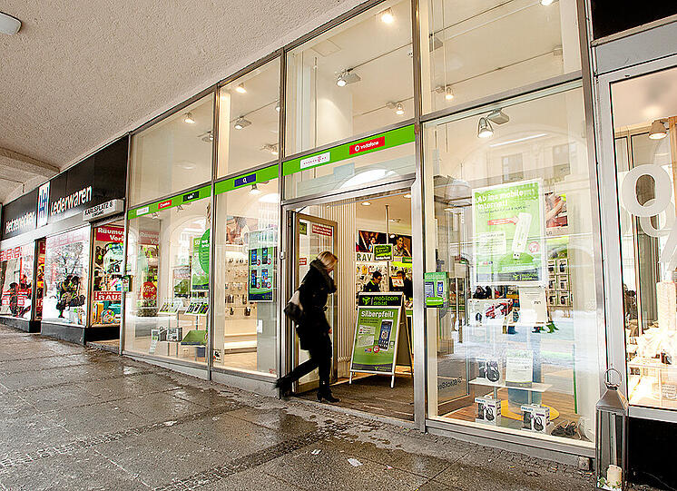 Reinkommen, aktuelle Angebote checken, Handys und mehr bekommen im mobilcom-debitel-Shop am Stachus.