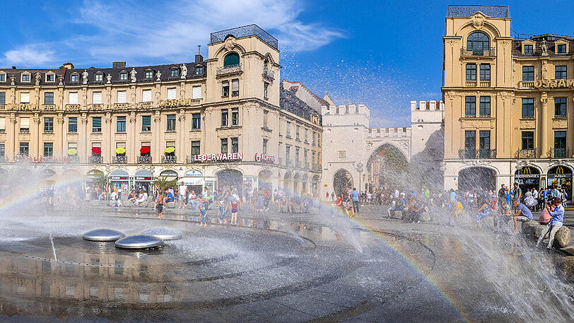 Blick auf den Karlsplatz in München - ganz rechts die McDonald's-Filiale.