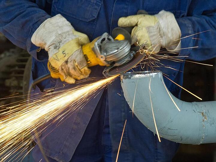 Bei ausgebildeten Metallfacharbeitern gibt es nach Angaben des Arbeitgeberverbandes Gesamtmetall fast drei freie Stellen pro arbeitsuchendem Facharbeiter.