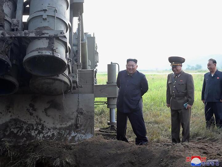 Das von der nordkoreanischen Regierung zur Verfügung gestellten Foto zeigt Machthaber Kim Jong Un an einem Standort für Mehrfachraketenwerfer.