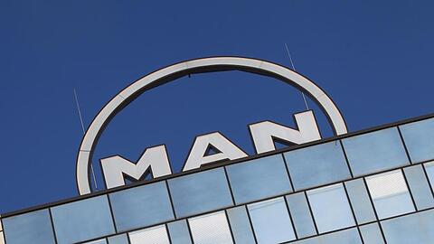 Das MAN-Logo auf dem Verwaltungsgebäude von MAN in Augsburg.