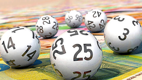 Die Eurojackpot-Zahlen vom Freitag: 4, 10, 11, 20, 22 sowie die Eurozahlen 7 und 10. Der Bayer hat damit nicht nur den Hauptgewinn in der ersten Klasse von 62 Millionen Euro abgeräumt, sondern hat zusätzlich auch noch die richtigen Zahlenkombinationen aus den niedrigeren Gewinnklassen getippt.
