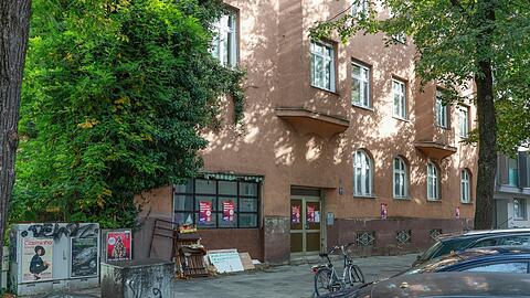 Auch an die Agnesstraße 48 hat die Linke ein Plakat geklebt, das auf Leerstand aufmerksam machen soll. Wer noch mehr Häuser kennt, soll sich bei der Partei melden.