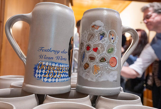 Der Bierschaum aus dem Bierkrug erzeugt Luftblasen, die passende Symbole zu den 14 großen Wiesn-Zelten in sich tragen. Der Bierschaum aus dem Bierkrug erzeugt Luftblasen, die passende Symbole zu den 14 großen Wiesn-Zelten in sich tragen.