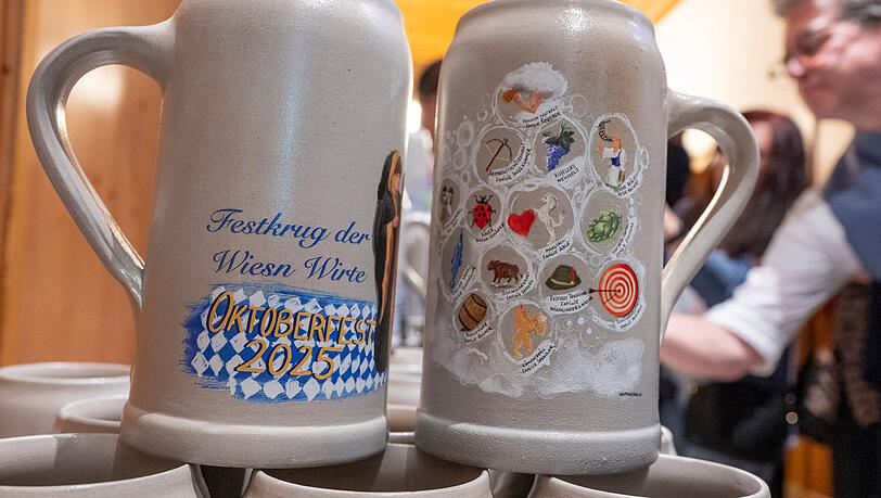 Der Bierschaum aus dem Bierkrug erzeugt Luftblasen, die passende Symbole zu den 14 großen Wiesn-Zelten in sich tragen. Der Bierschaum aus dem Bierkrug erzeugt Luftblasen, die passende Symbole zu den 14 großen Wiesn-Zelten in sich tragen.