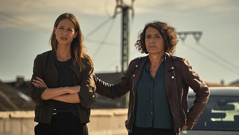"Tatort: Mike & Nisha": Johanna Stern (Lisa Bitter, l.) und Lena Odenthal (Ulrike Folkerts, r.) suchen nach einem verschwundenen Ehepaar. "Tatort: Mike & Nisha": Johanna Stern (Lisa Bitter, l.) und Lena Odenthal (Ulrike Folkerts, r.) suchen nach einem verschwundenen Ehepaar.
