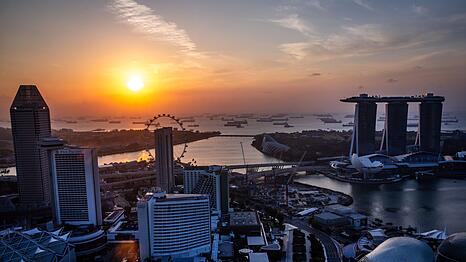 Singapur gilt als wichtiger Knotenpunkt der globalen Infrastruktur. Angesichts der unkalkulierbaren Handels- und Zollpolitik von US-Pr&auml;sident Donald Trump sucht Au&szlig;enminister Johann Wadephul (CDU) auch hier verl&auml;ssliche Partner f&uuml;r eine regelbasierte Zusammenarbeit.