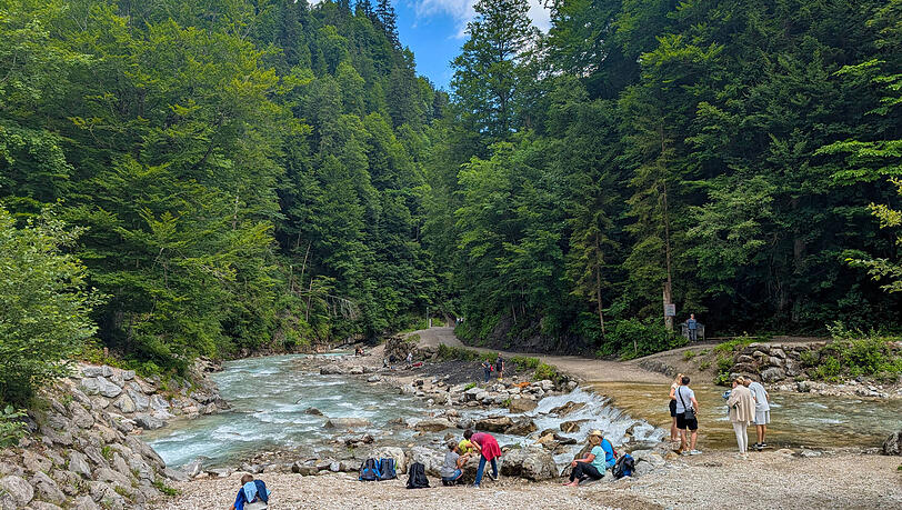 Menschen nahe der Partnachklamm in Garmisch-Partenkirchen.