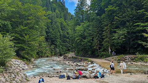 Menschen nahe der Partnachklamm in Garmisch-Partenkirchen. Menschen nahe der Partnachklamm in Garmisch-Partenkirchen.