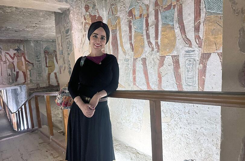 Radwa Khalil im Inneren einer Grabkammer, die für die Pharaonin Tausret im Tal der Könige angelegt wurde. Radwa Khalil im Inneren einer Grabkammer, die für die Pharaonin Tausret im Tal der Könige angelegt wurde.