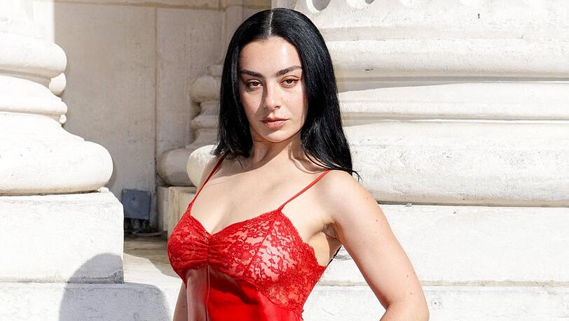 Charli xcx zeigt sich gerne freizügig. Charli xcx zeigt sich gerne freizügig.