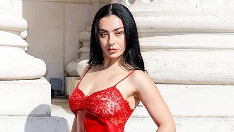 Charli xcx zeigt sich gerne freiz&uuml;gig.