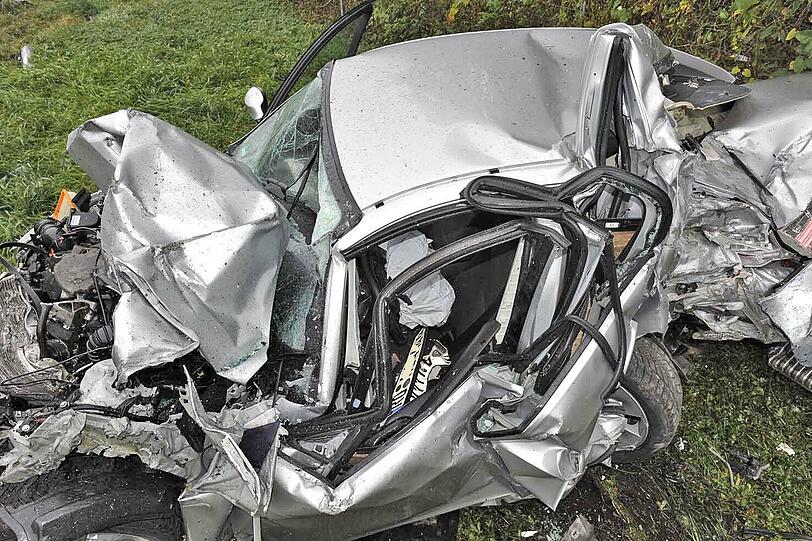Das war mal ein silberfarbener 5er BMW: Der Fahrer kam bei einem Unfall auf der A 92 mit dem Leben davon.