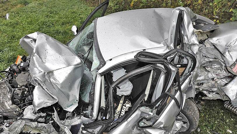 Das war mal ein silberfarbener 5er BMW: Der Fahrer kam bei einem Unfall auf der A 92 mit dem Leben davon.