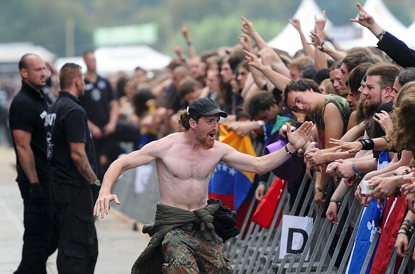 Wet T-Shirts, wilde Rocker, schräge Outfits: So verrückt war das Wacken-Festival 2011. Wir zeigen die besten Bilder. Einfach weiterklicken!