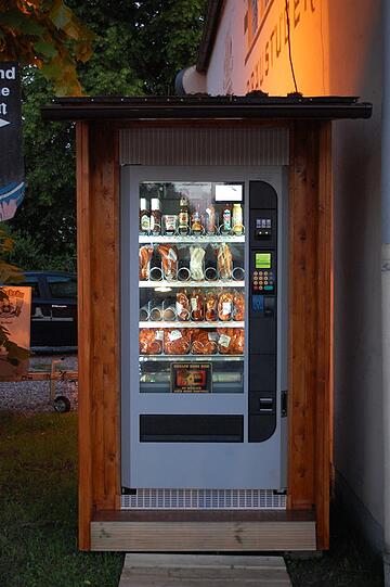 In der Weilheimer Alpenstraße auf Höhe vom Dachsbräu steht er, der Grillautomat. Hier gibt's alles, was der Grill-Fan begehrt. Und das, rund um die Uhr.