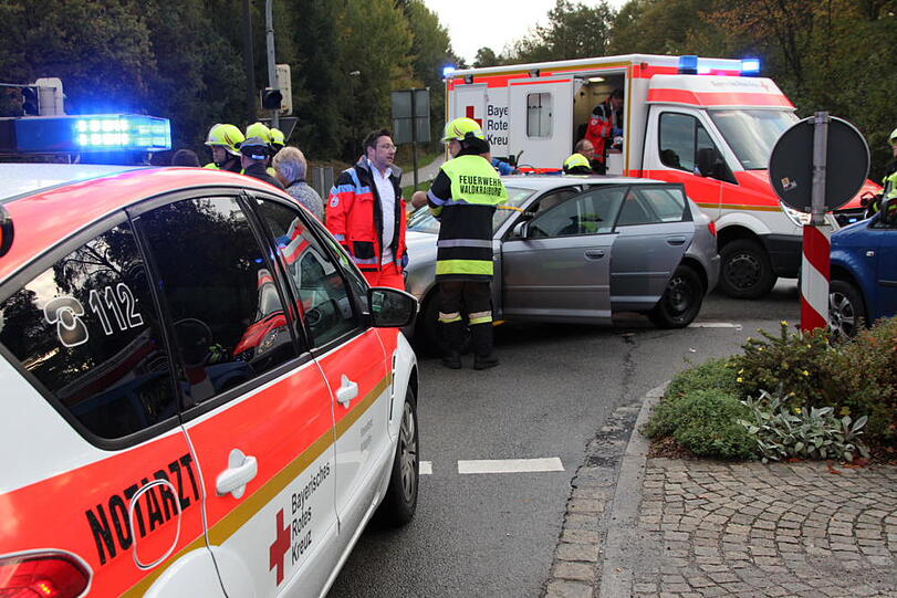 Unfall auf einer Kreuzung in Waldkraiburg. Eine Person wurde im Fahrzeug eingeschlossen und musste von der Feuerwehr befreit werden. Die Bilder vom Unfallort.