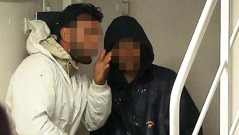 Die beiden Schlepper Mohammed M. (l.) und Mahmud B. haben versucht, sich unter die überlebenden Flüchtlinge zu mischen. Die beiden Schlepper Mohammed M. (l.) und Mahmud B. haben versucht, sich unter die überlebenden Flüchtlinge zu mischen.