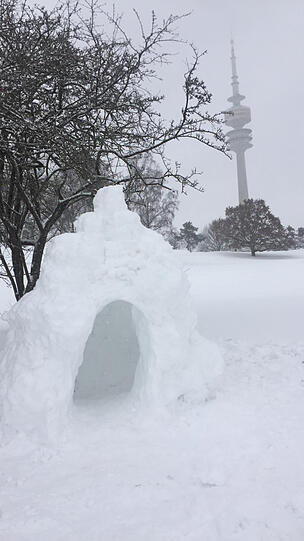 Im Olympiapark genossen Spaziergänger die winterliche Atmosphäre.