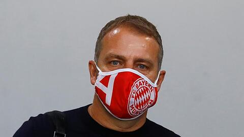 Hansi Flick kommt mit Mundschutz im Stadion an. Foto: Kai Pfaffenbach/Reuters/Pool/dpa/Archivbild