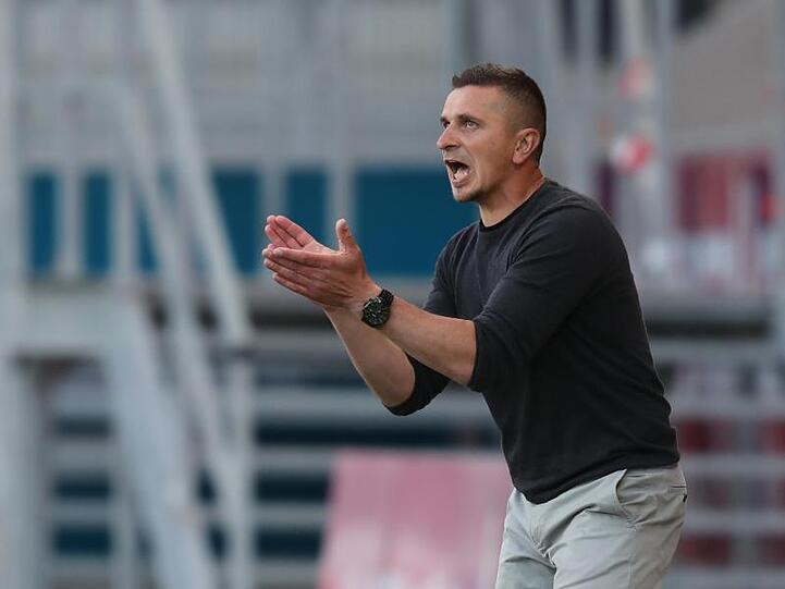 Trainer Mersad Selimbegovic gibt während des Spiels am Spielfeldrand Anweisungen. Foto: Daniel Karmann/dpa-Pool/dpa/Archivbild/Archivbild