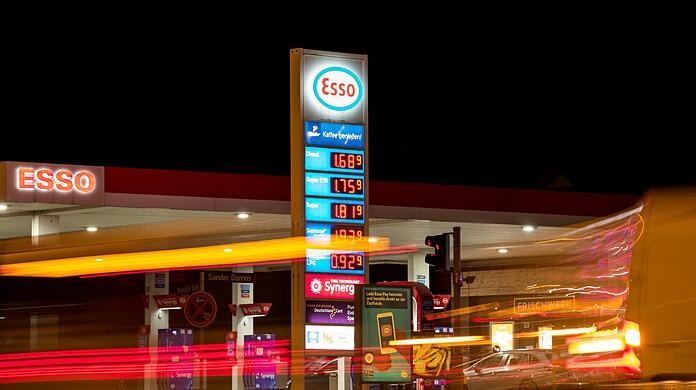 Ein unbekannter Mann raubte eine Tankstelle in Nymphenburg aus. (Symbolbild)