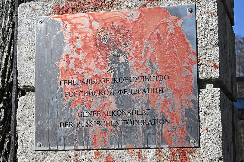 Unbekannte haben das Portal des russischen Generalkonsulats mit roter Farbe beschmiert.