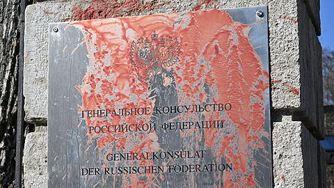 Unbekannte haben das Portal des russischen Generalkonsulats mit roter Farbe beschmiert.