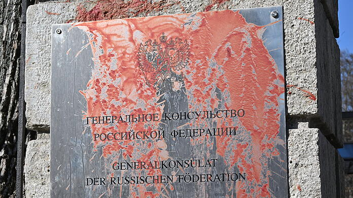 Unbekannte haben das Portal des russischen Generalkonsulats mit roter Farbe beschmiert.