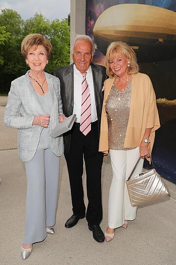 Carolin Reiber (l.) mit Wiesnwirte-Paar Günter und Margot Steinberg.