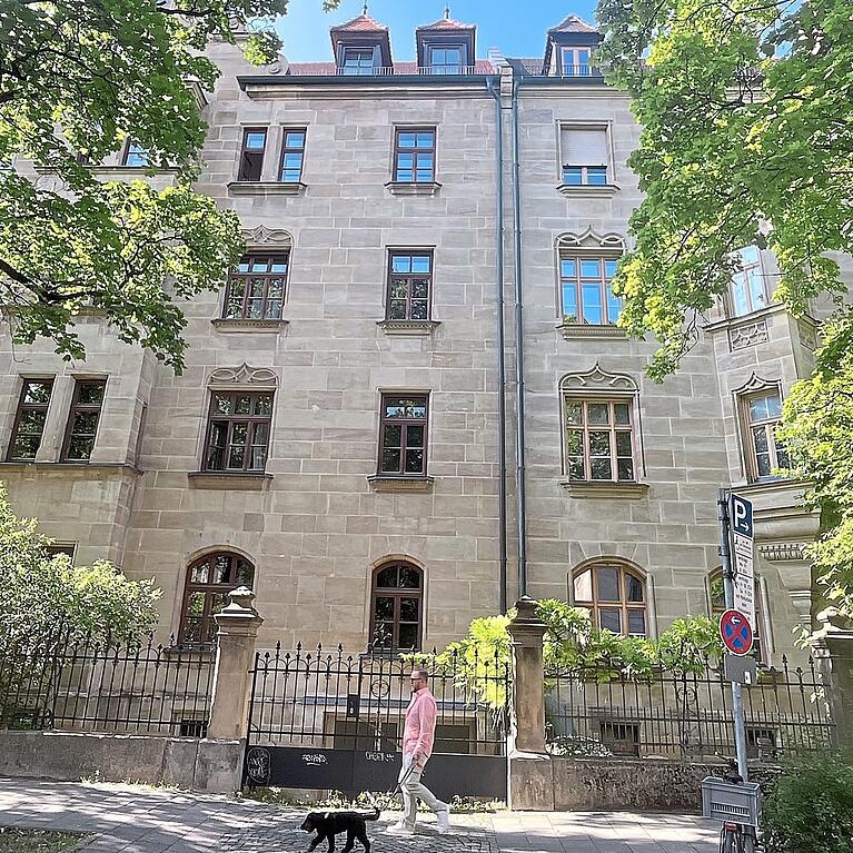 Das 125 Jahre alte Jugendstilhaus in der Ludwigsvorstadt muss generalsaniert werden. Vermieterin ist die Katholische Kirche.