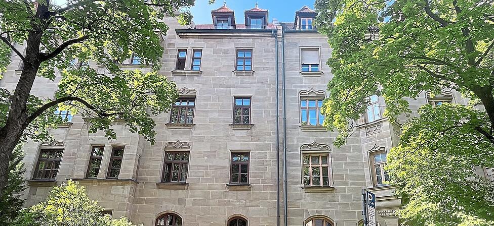 Das 125 Jahre alte Jugendstilhaus in der Ludwigsvorstadt muss generalsaniert werden. Vermieterin ist die Katholische Kirche.
