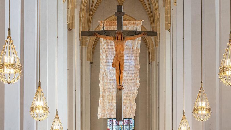 Lisa Granadas &bdquo;Cartograf&iacute;a inconclusa&ldquo; im Chorraum des Domes.