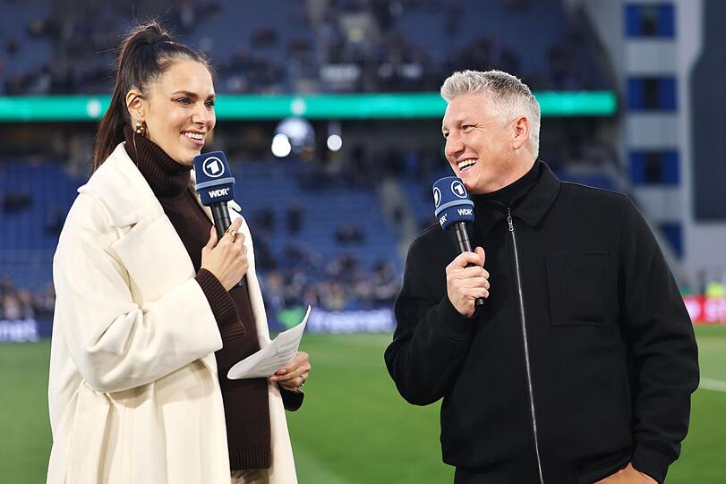 Esther Sedlaczek und Bastian Schweinsteiger, hier 2025 bei einem Pokalspiel, bilden auch bei der WM das ARD-Gespann. Esther Sedlaczek und Bastian Schweinsteiger, hier 2025 bei einem Pokalspiel, bilden auch bei der WM das ARD-Gespann.