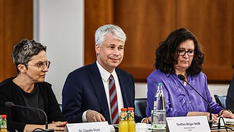 Extremes Niedrigwasser: Wie ist die Lage und was ist zu tun? Dar&uuml;ber hat in Bonn der neue Bundesverkehrsminister Bilger bei einem "Spitzentreffen" mit Wirtschaftsvertretern, Verb&auml;nden und Beh&ouml;rden gesprochen.