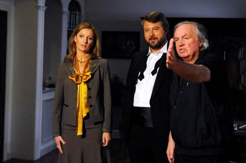 Franz Xaver Bogner (r.) erklärt Monika Gruber und Dieter Fischer die nächste Szene.