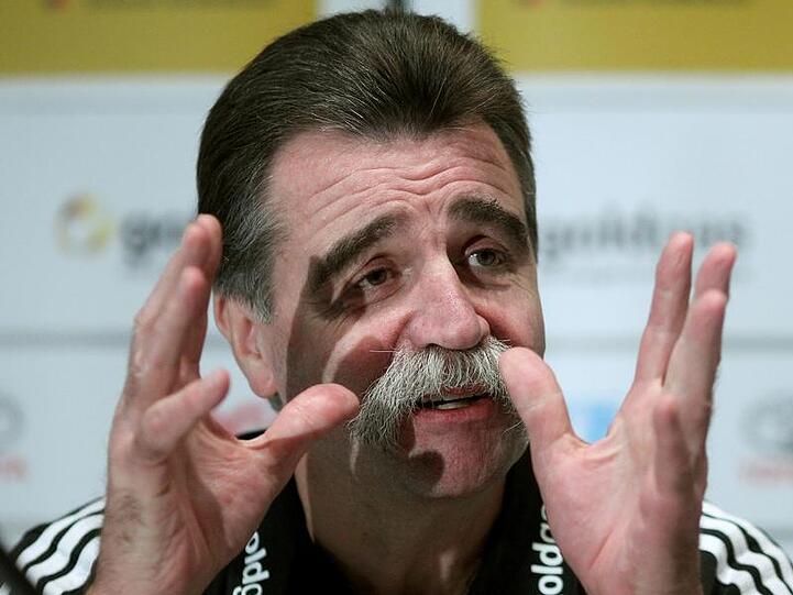 Handball-Bundestrainer Heiner Brand bei der Pressekonferenz.