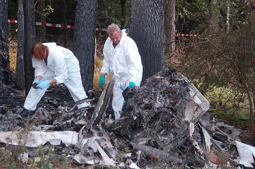 Flugzeug-Unglück in Coburg: Vier Menschen sind bei einem Absturz einer Propellermaschine ums Leben gekommen. Sie waren am frühen Sonntagmorgen zu einem Rundflug über Coburg gestartet &ndash; doch der Ausflug endete mit einer
Tragödie.