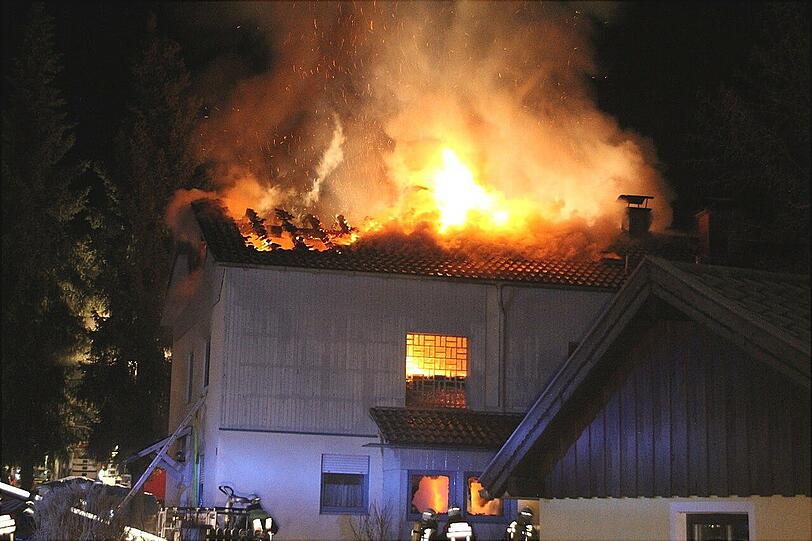 Der Dachstuhl des Edlinger Mehrfamilienhauses brennt lichterloh: Aus diesem Inferno gab&rsquo;s für Marie (&dagger; 15) kein Entrinnen.